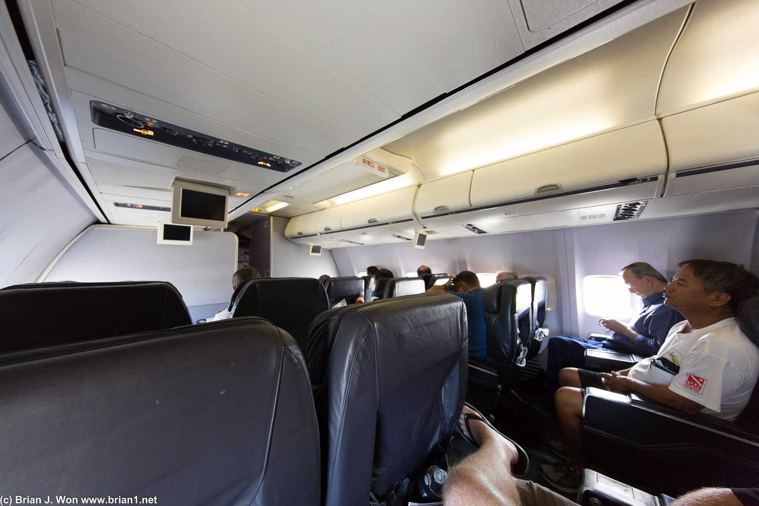 First class on this United 737-800 v4 WL Micronesia is a little tight with spare parts, spare pilots...