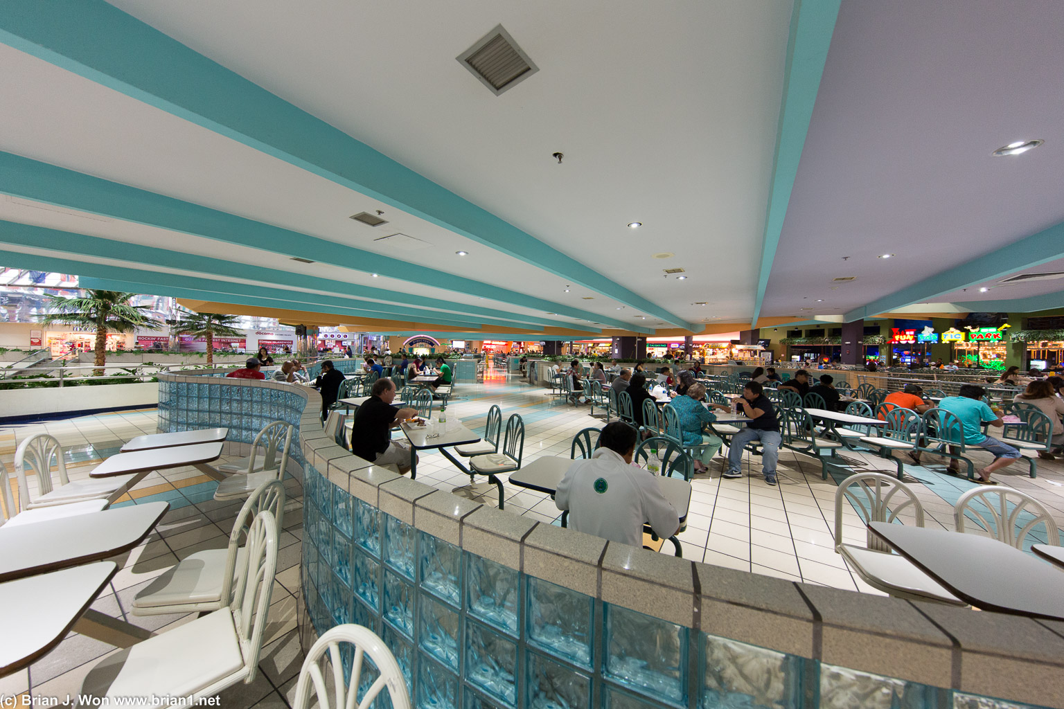 Very ordinary food court, but looks super fancy with an ultrawide.