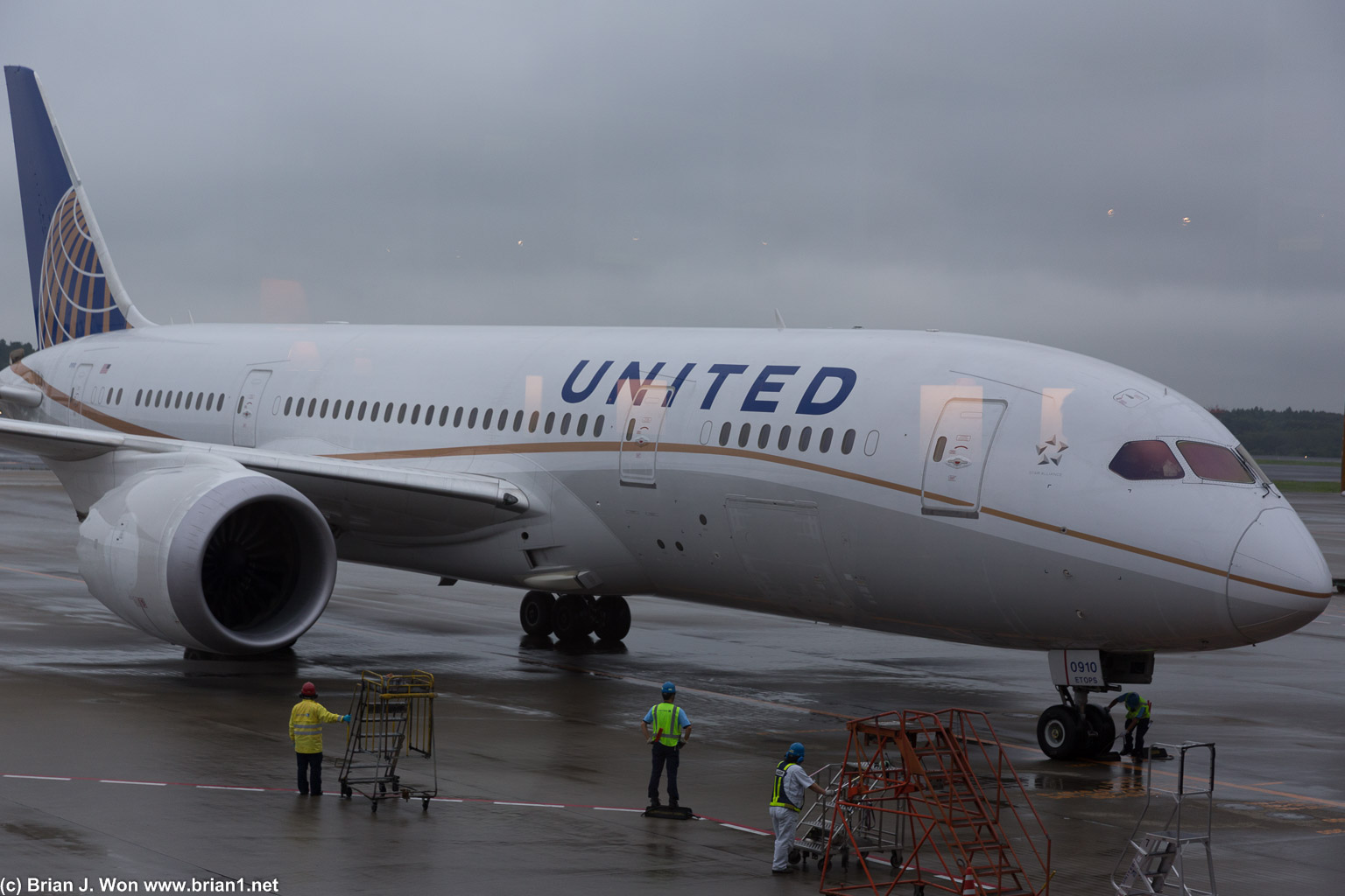 United 787-8 Dreamliner taxiing in.