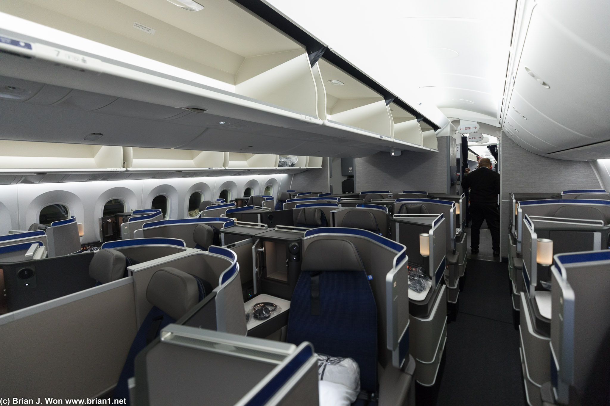 The cabin is more narrow on the 787, but you'd be hard-pressed to tell