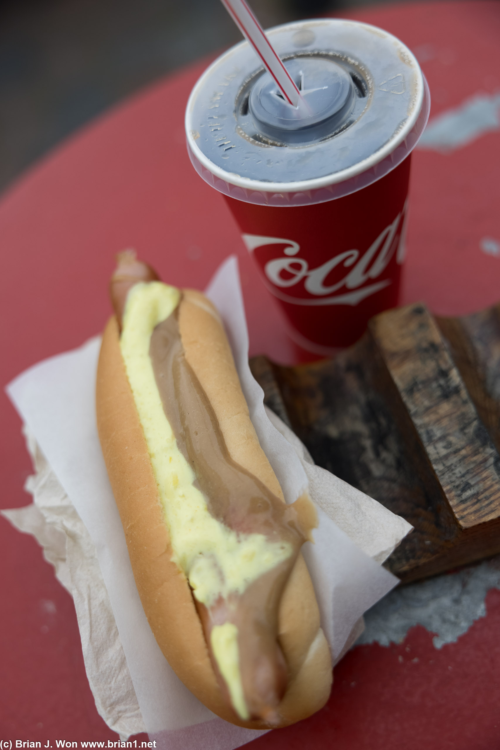 Hot dog and soda, ISK 850 ($6.72).