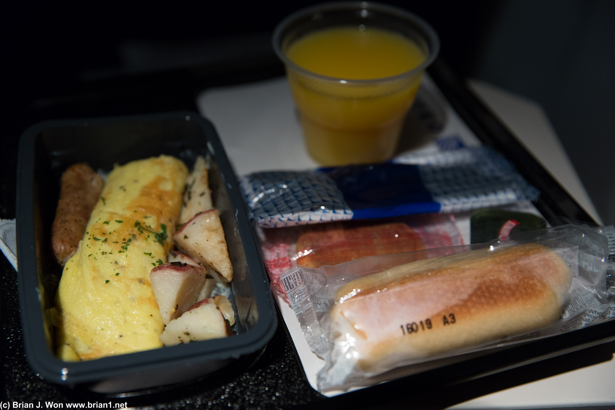 Breakfast on this old United 747-400 was gross. But edible.