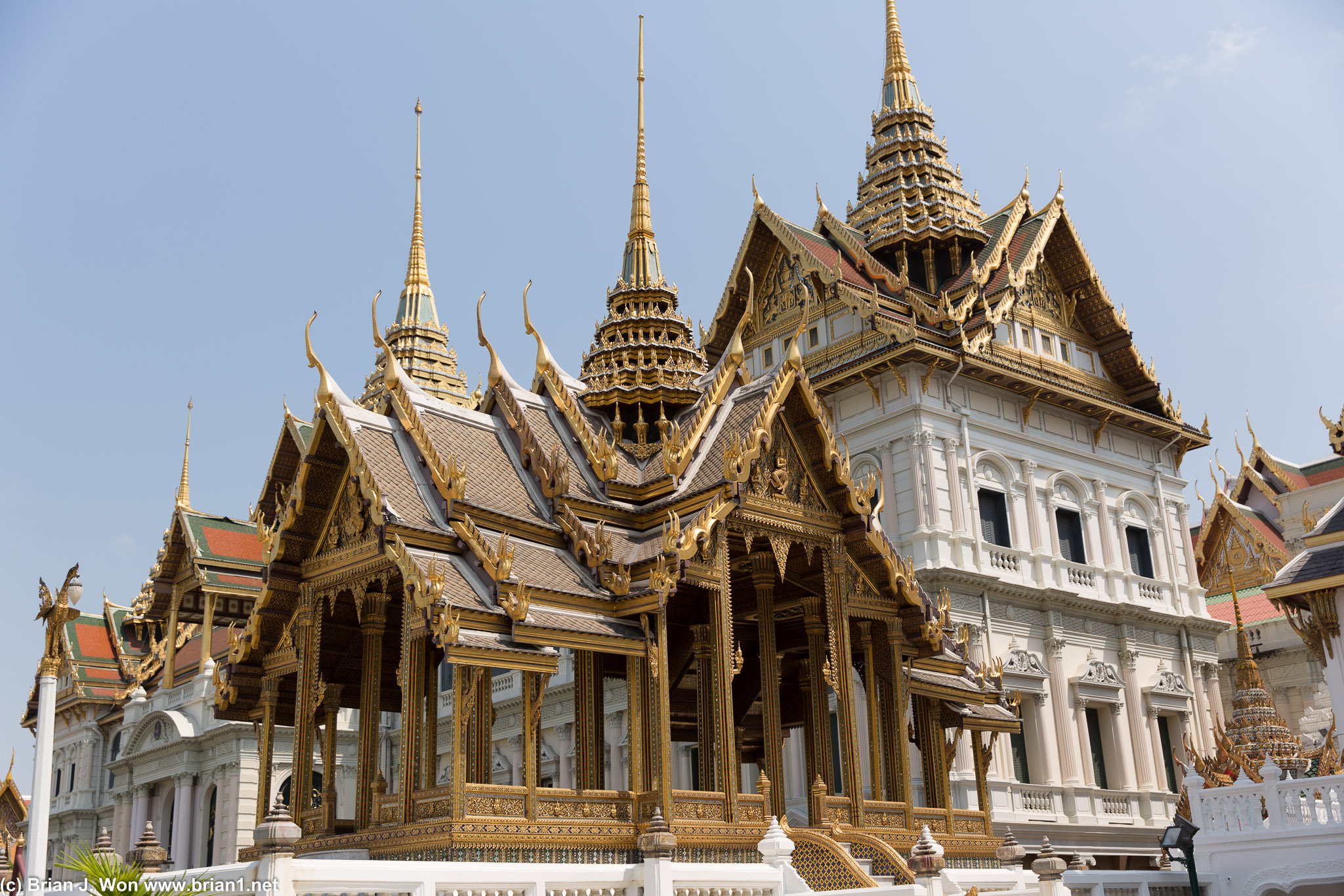 Phra Thinang Aphorn Phimok Prasat in the foreground.