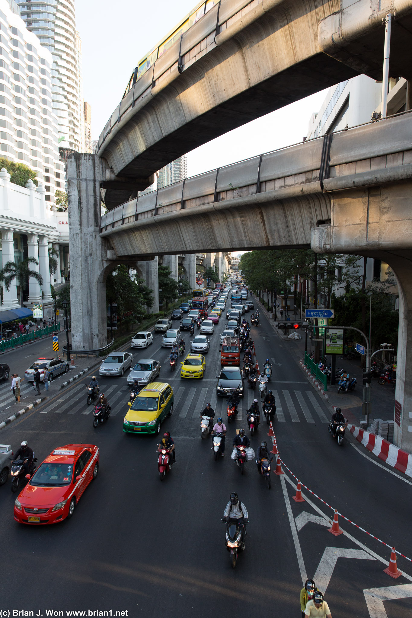 Looking south at Ratchadamri Rd, as the BTS Skytrain also has a branch turn south..