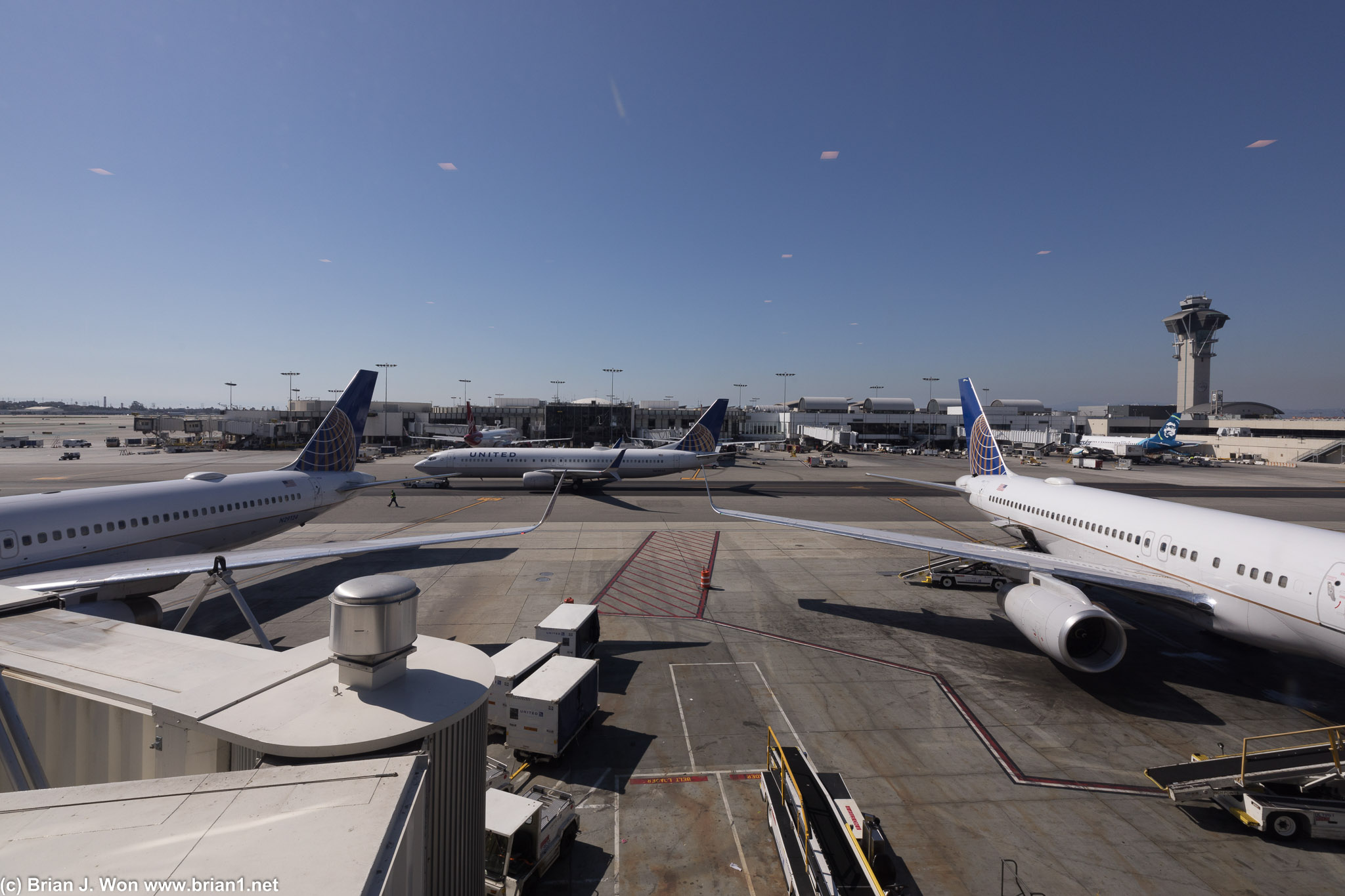 737's and 757's everywhere.