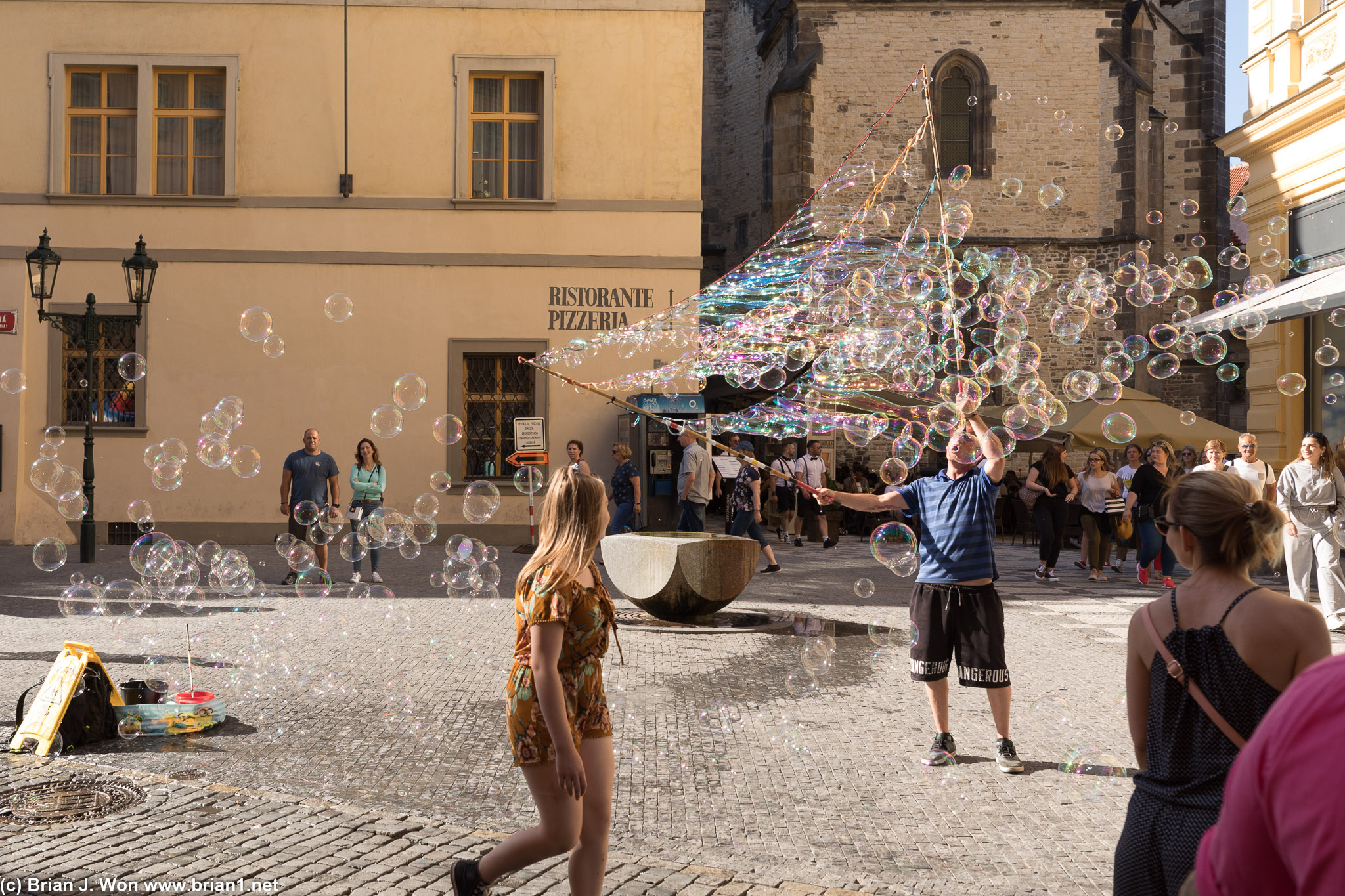 Street performers do bubbles?