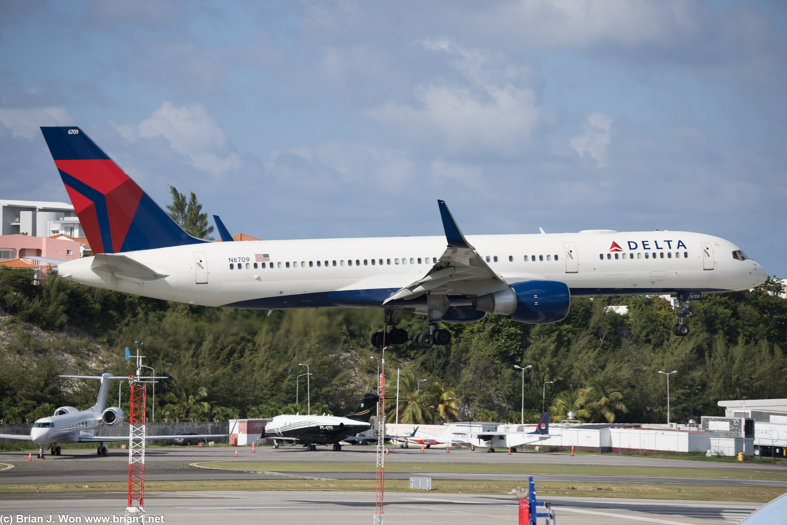 Delta Airlines Boeing 757-200 landing.