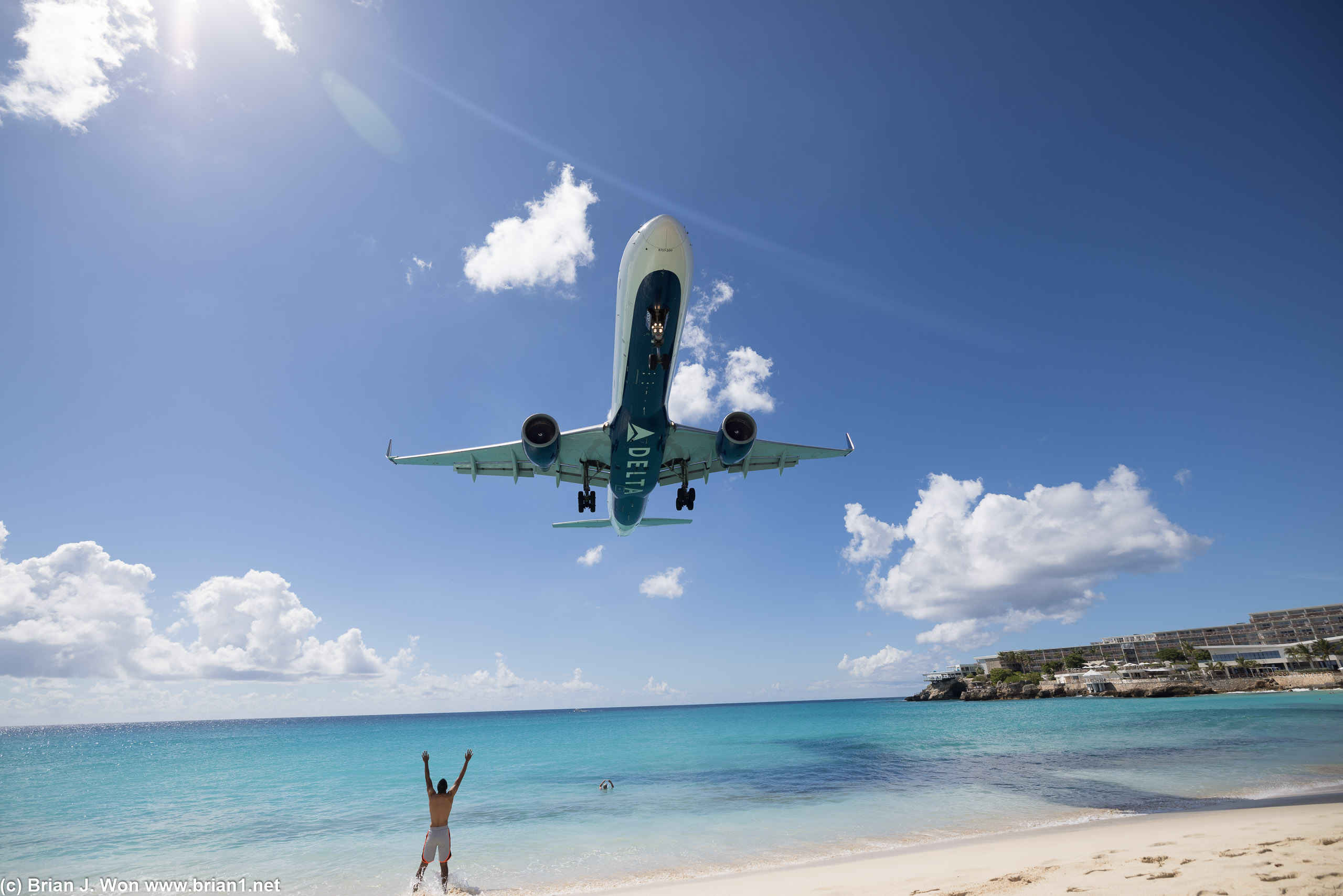 Delta 757-200 being welcomed by beachgoers.