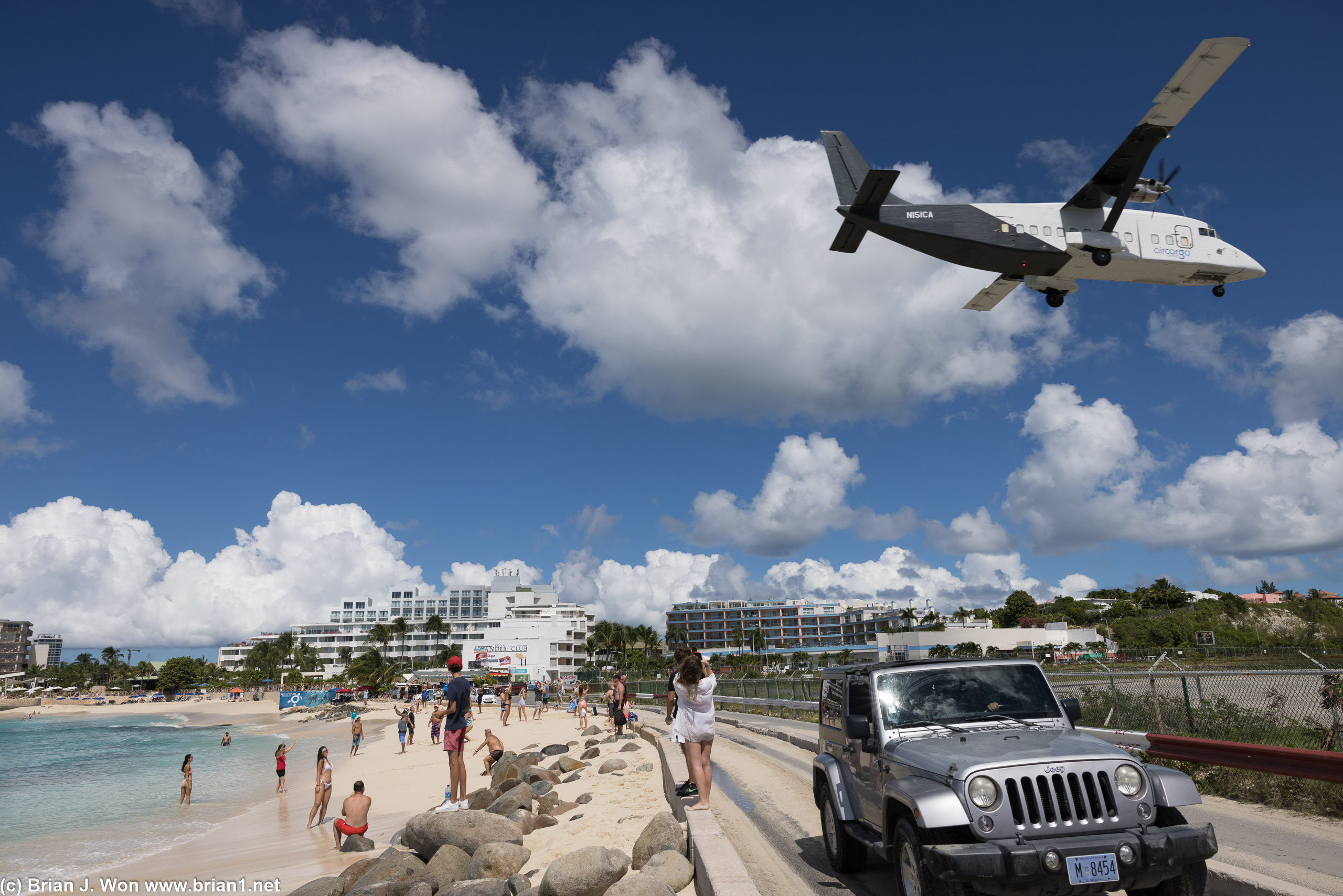 Air Cargo Short SD3-60 on final approach.
