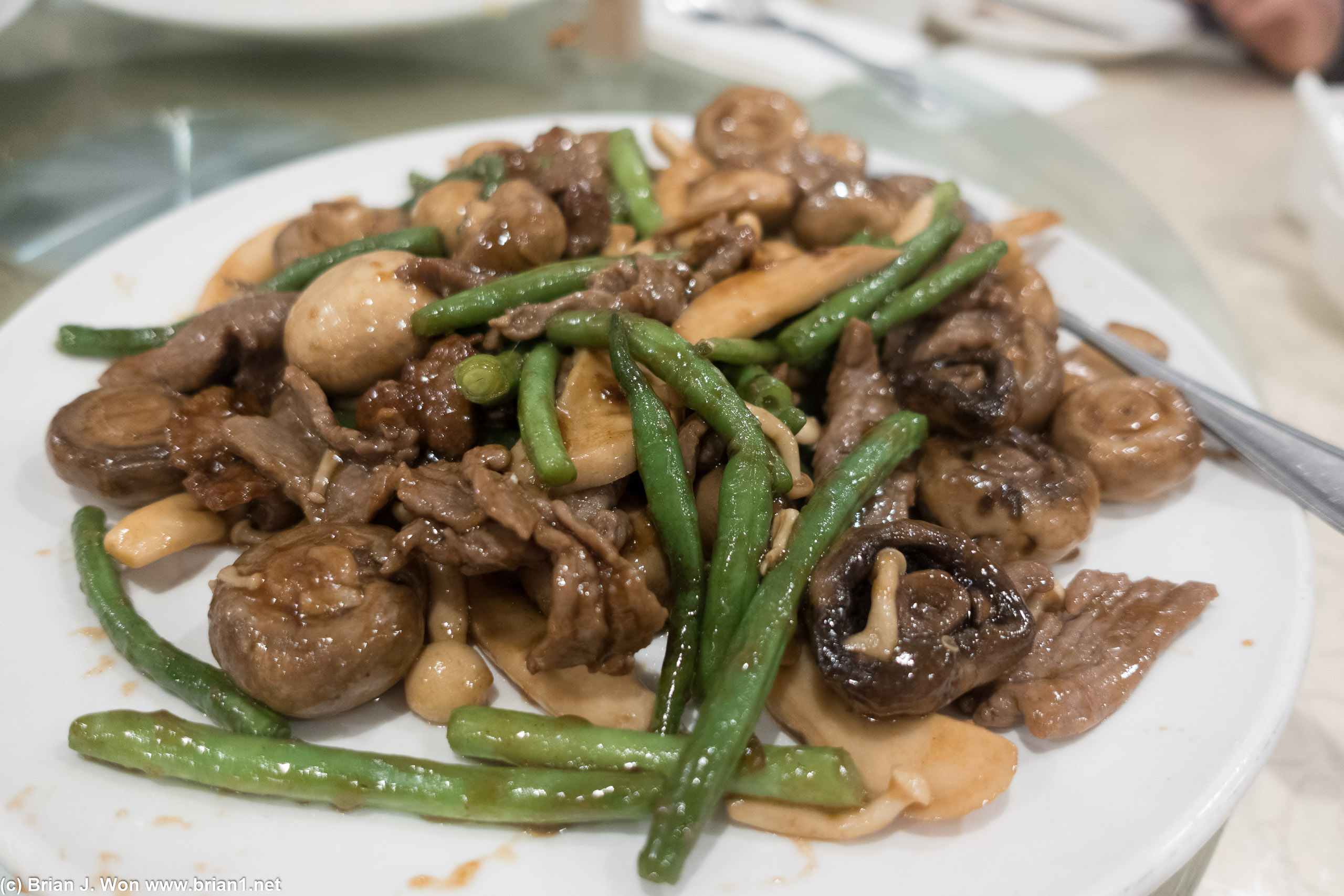 Three kinds of mushrooms, green beans, and beef.
