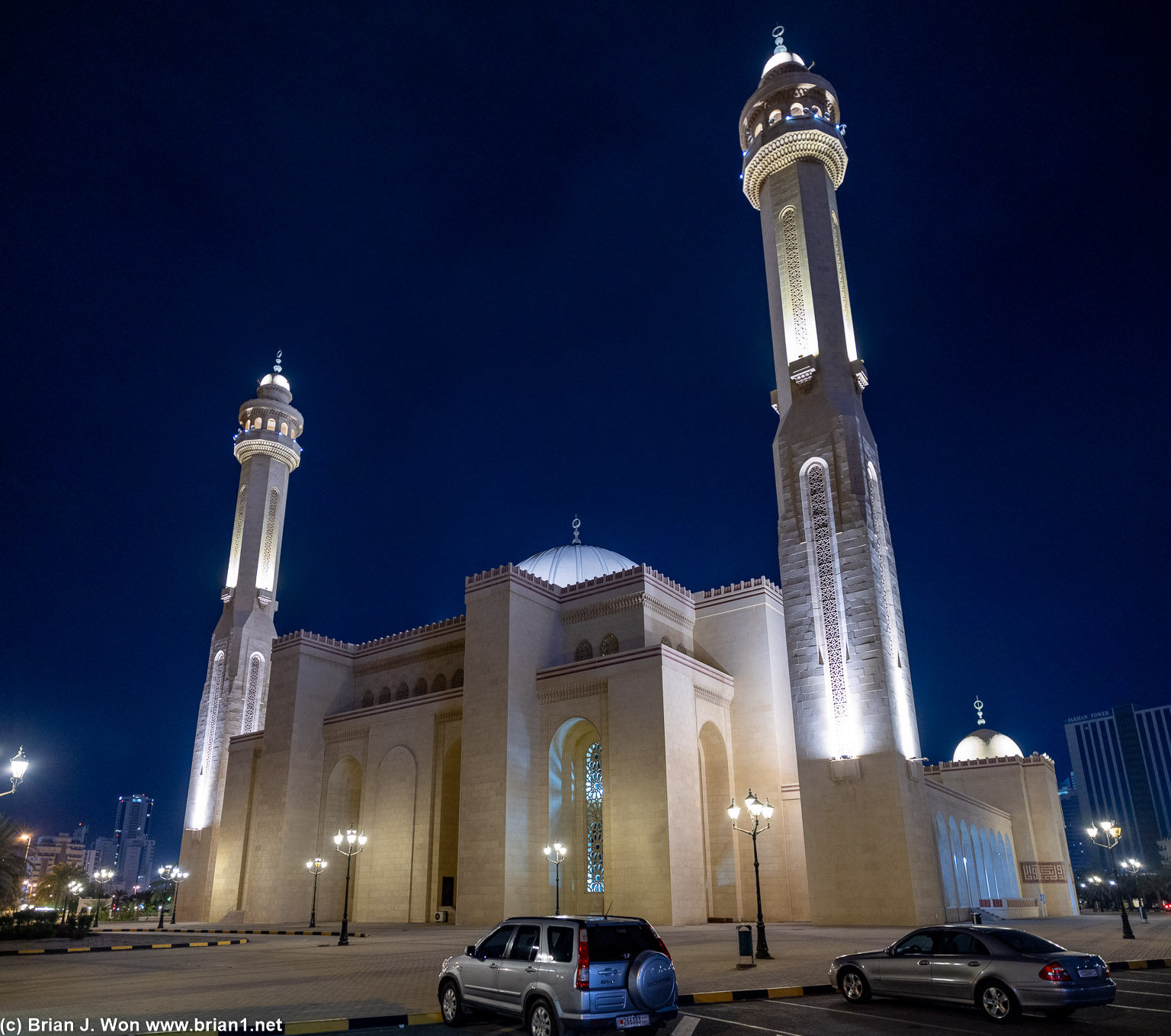Al Fateh Grand Mosque at night.