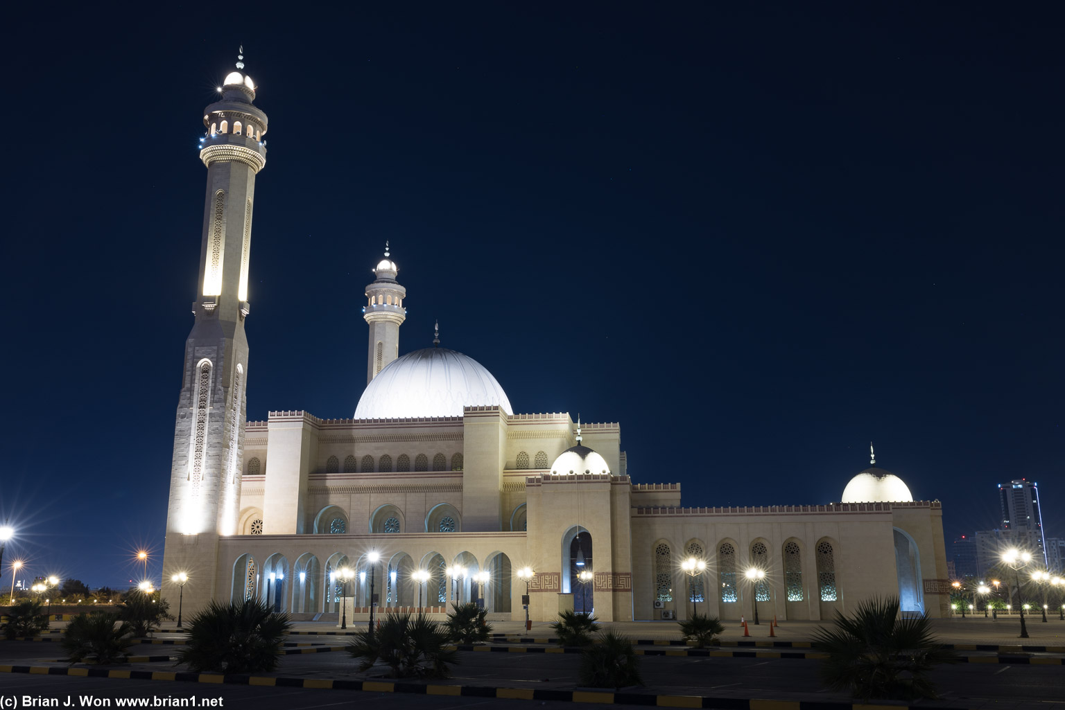 Al Fateh Grand Mosque at night.