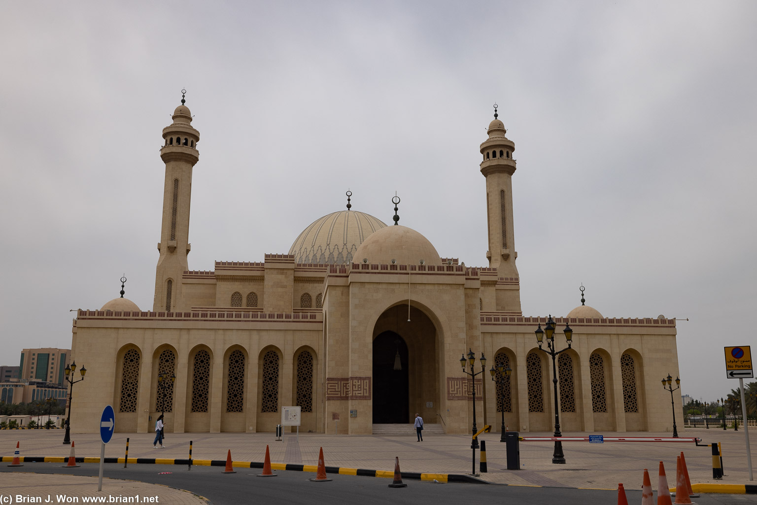 Al Fateh Grand Mosque in the daytime.