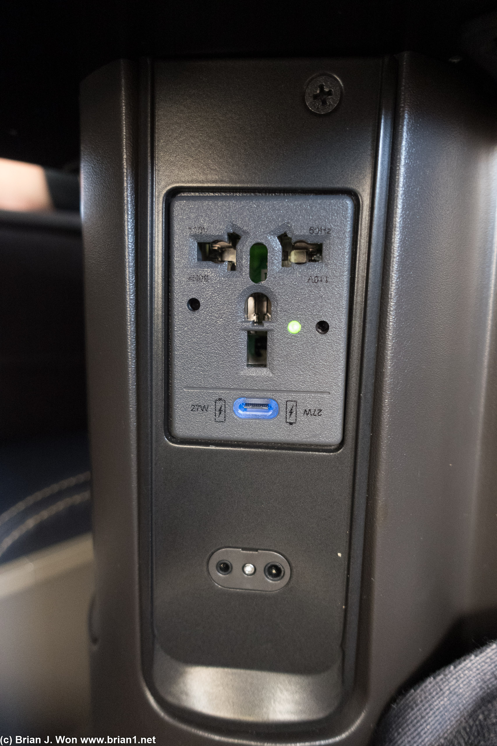 27 watt USB-C power outlets have arrived on United! Wish they were 45W but can't be greedy.