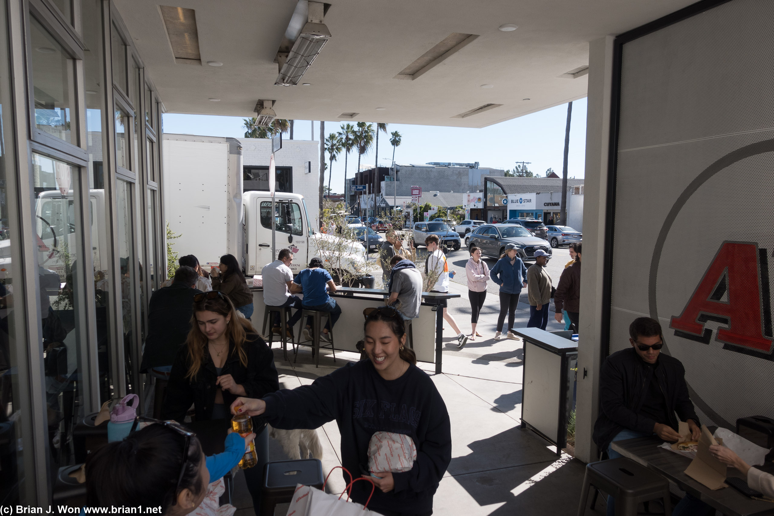 11:10am, line goes from door to sidewalk... 11:36am it wraps completely around front of the restuarant.