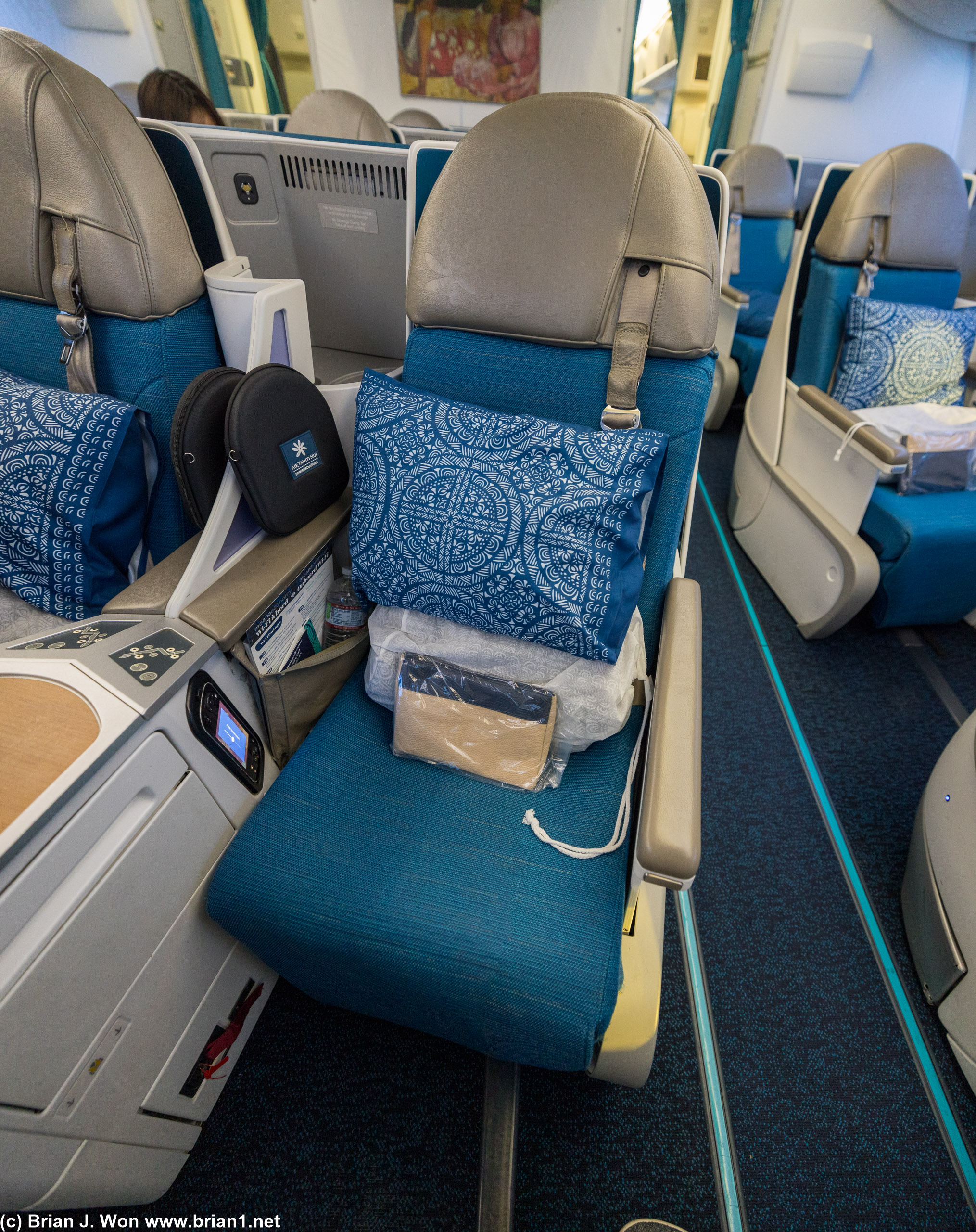 Air Tahiti Nui uses old school B/E Aerospace Diamond seats.