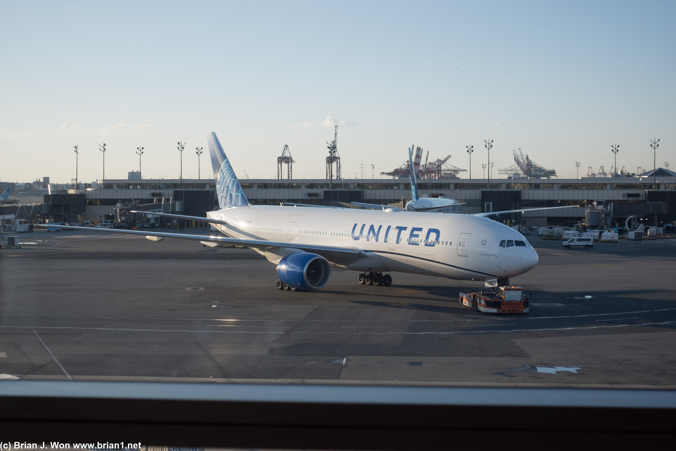 N226UA, 22 year old 777-200ER pulling in.