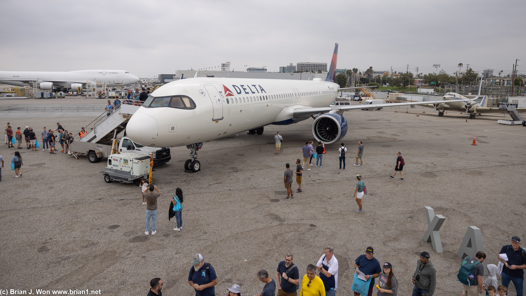 Delta A321neo. Note the electric generator cart.