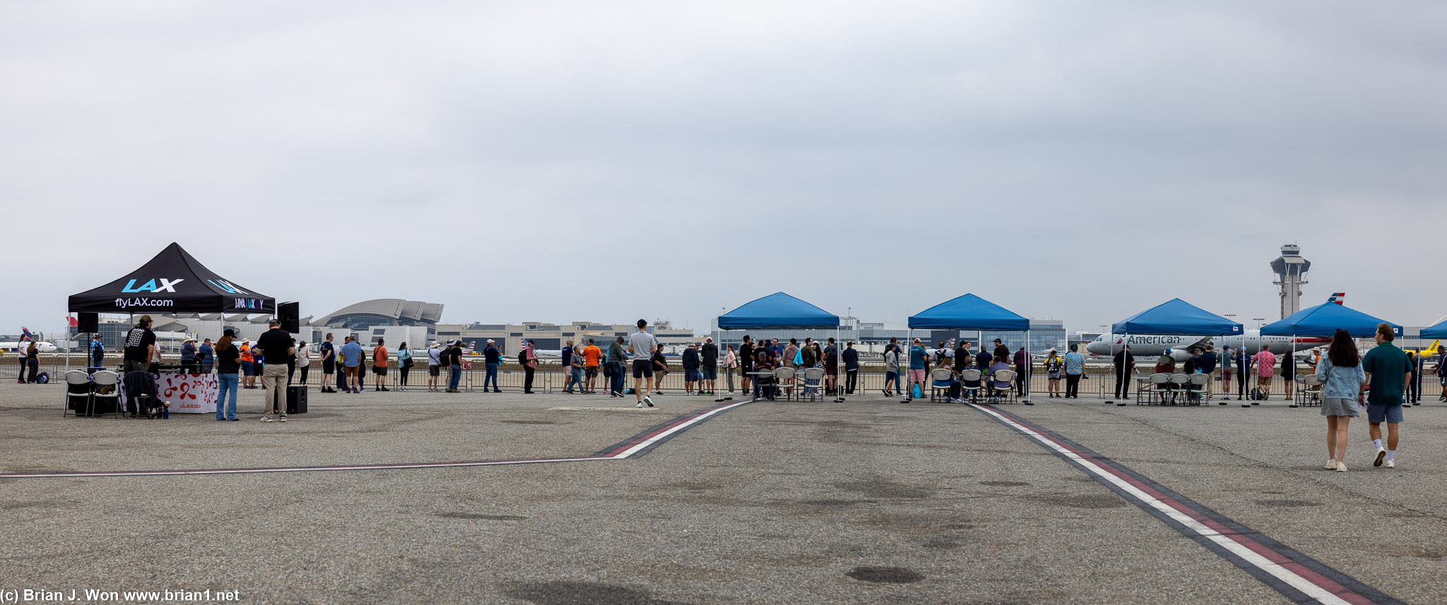 Lots of AVgeeks watching airplanes.