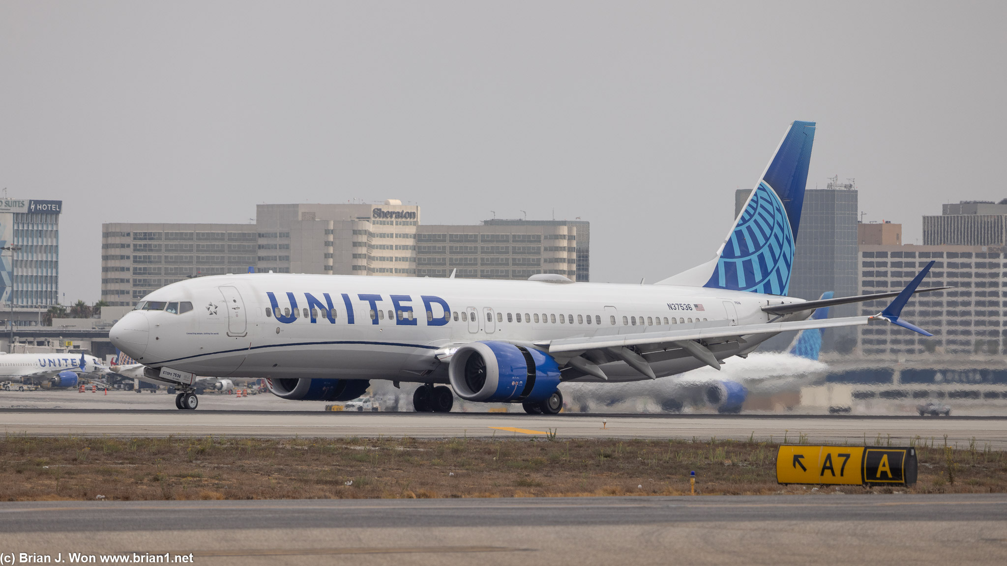 United 737 MAX 9 landing on runway 25L.