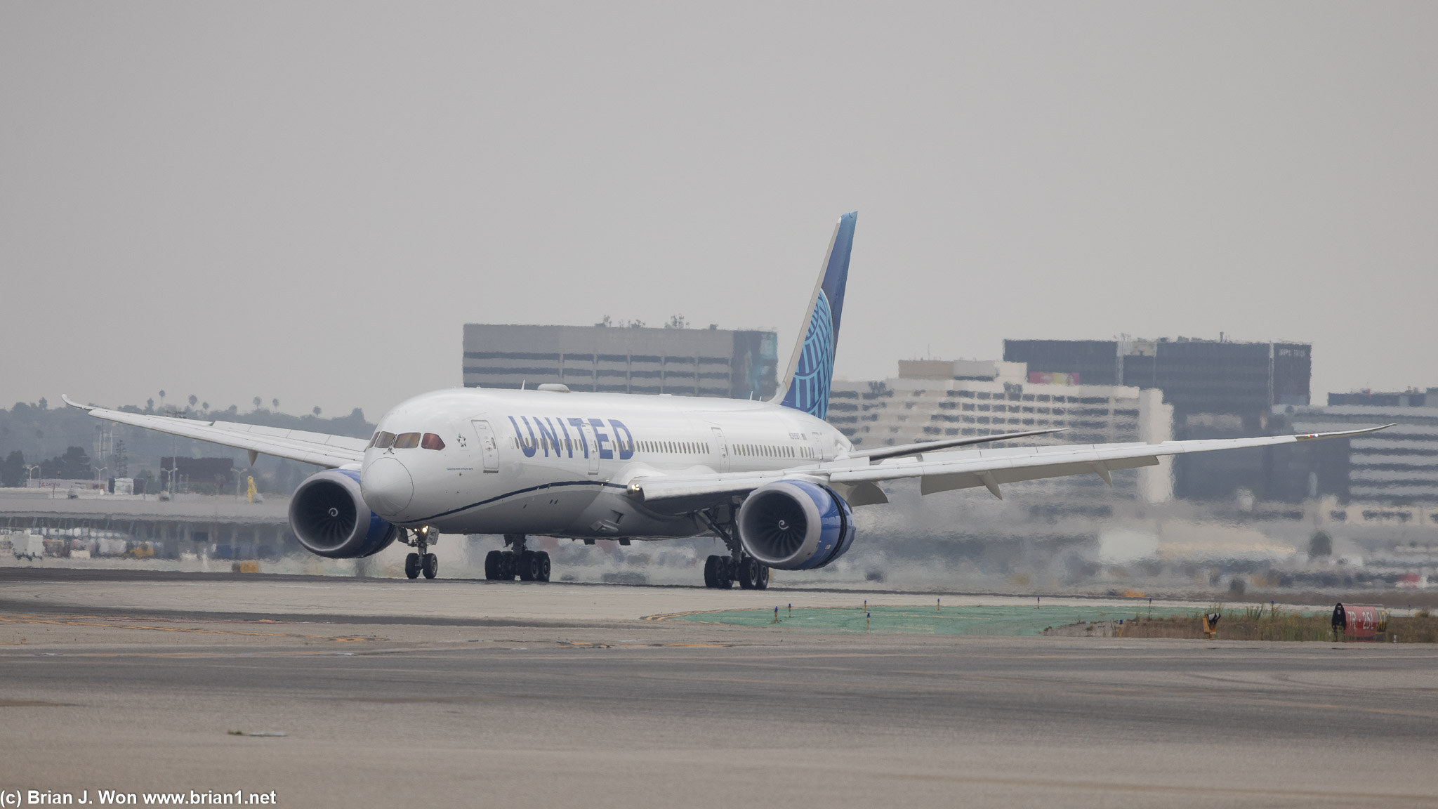 United 787-9 landing on runway 25L.