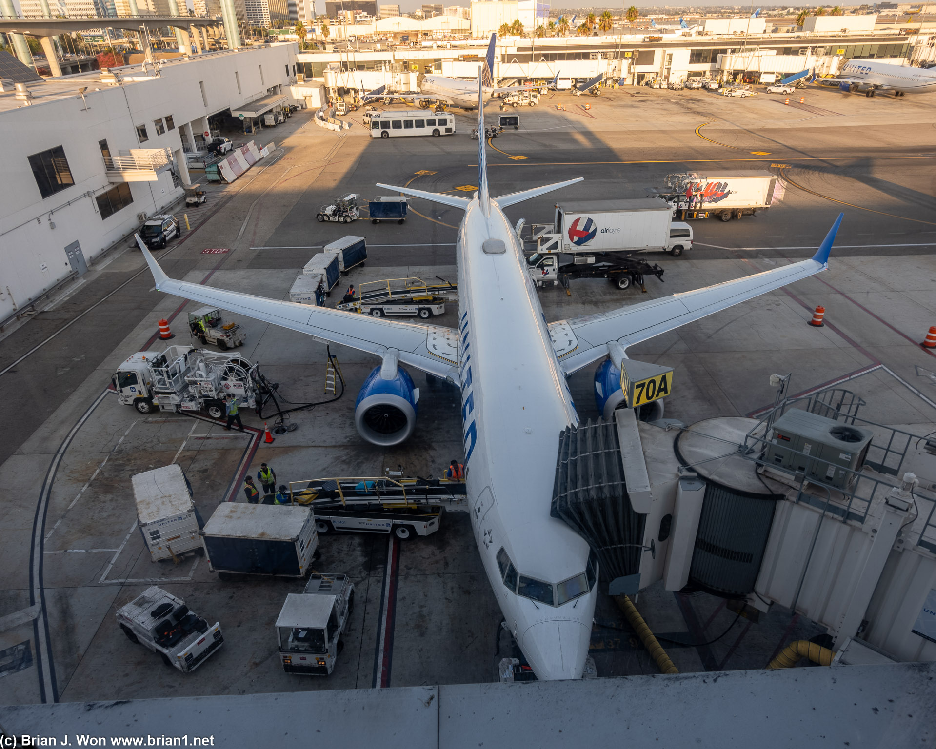 Boeing 737 MAX 9 parked right below the United Club.