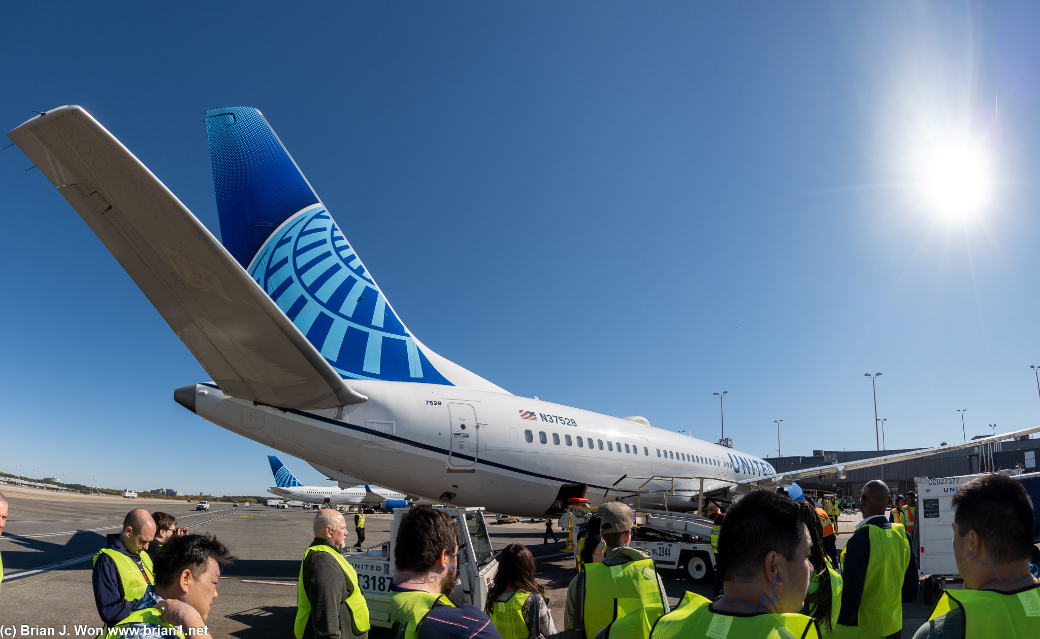 N37528 getting quite a crowd for departure.