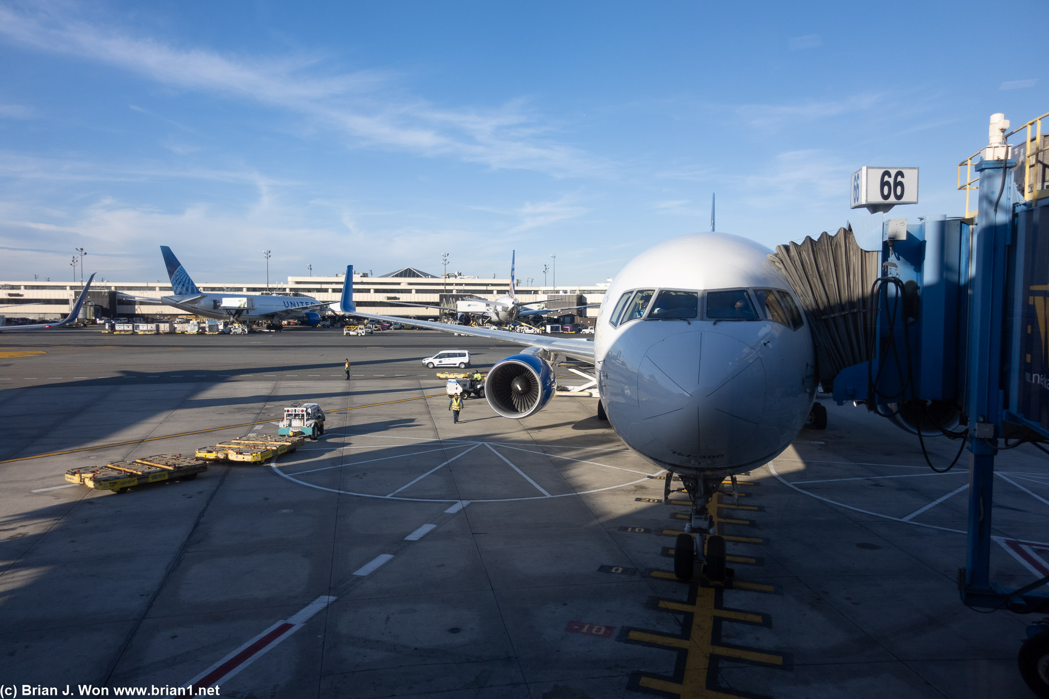 UA 627 arrival at Terminal B, Newark Liberty International Airport.