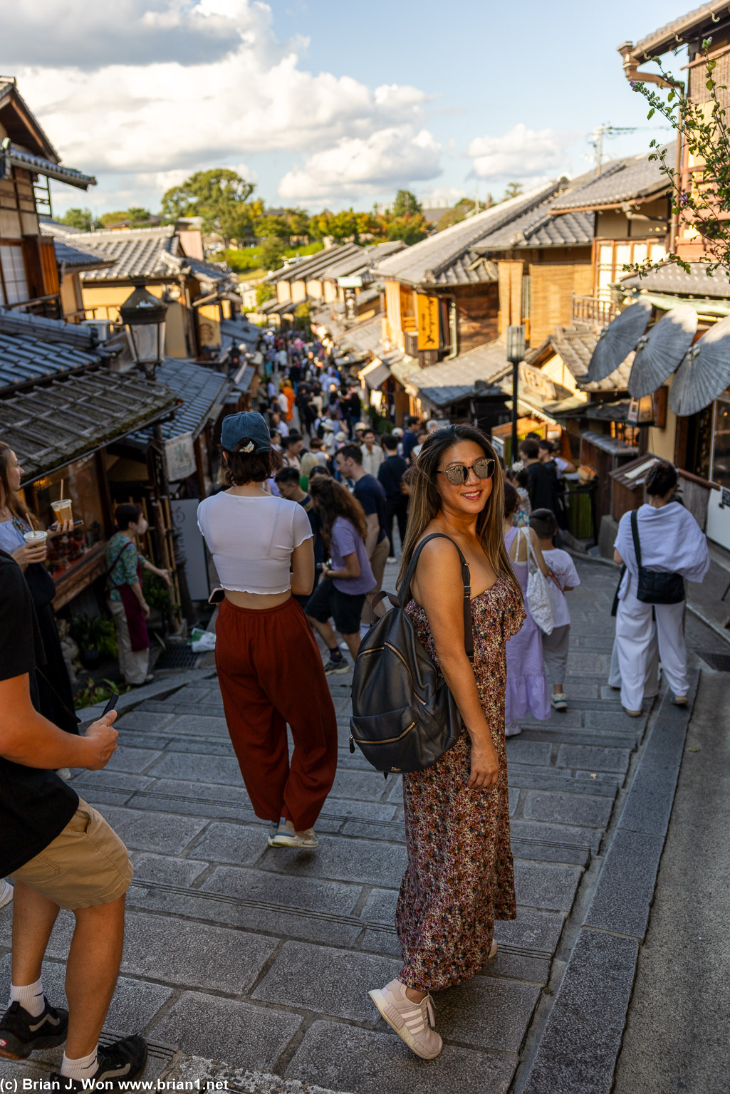 On the very crowded Sannen-Zaka Path.