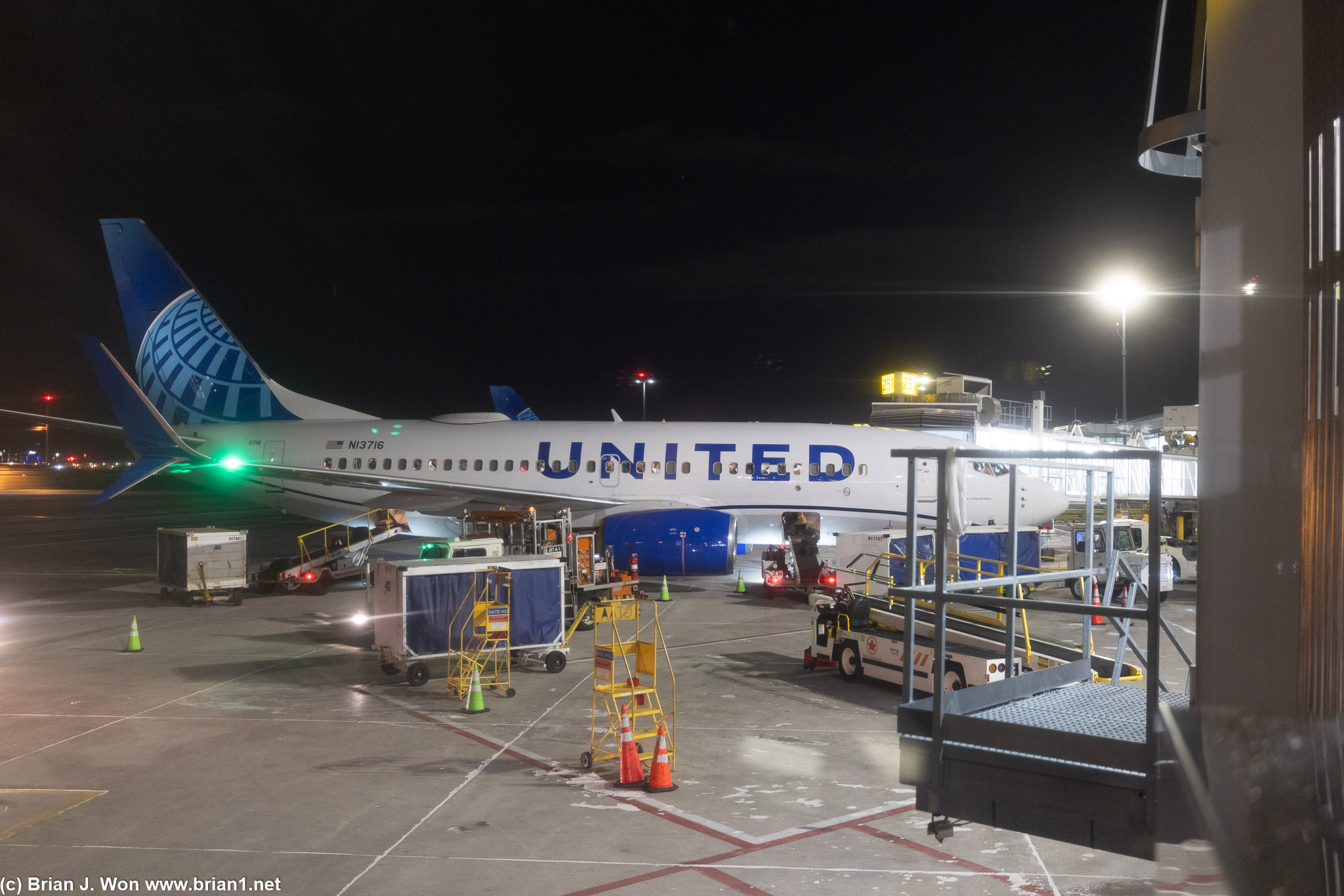 Itty bitty United 737-700 going from Toronto to Houston this morning.