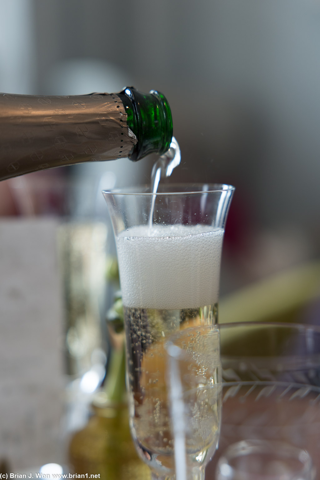 Noughty alcohol-free sparkling wine (chardonnay).