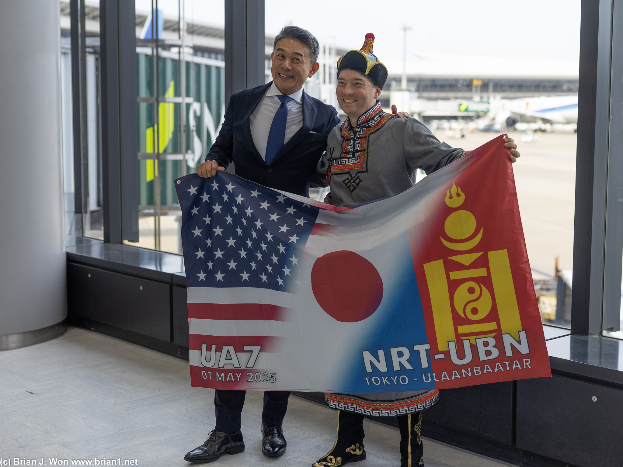 Warren with Ken Kiriyama, Director of Sales, Japan/Micronesia/Philippines/Taiwan, United Airlines.
