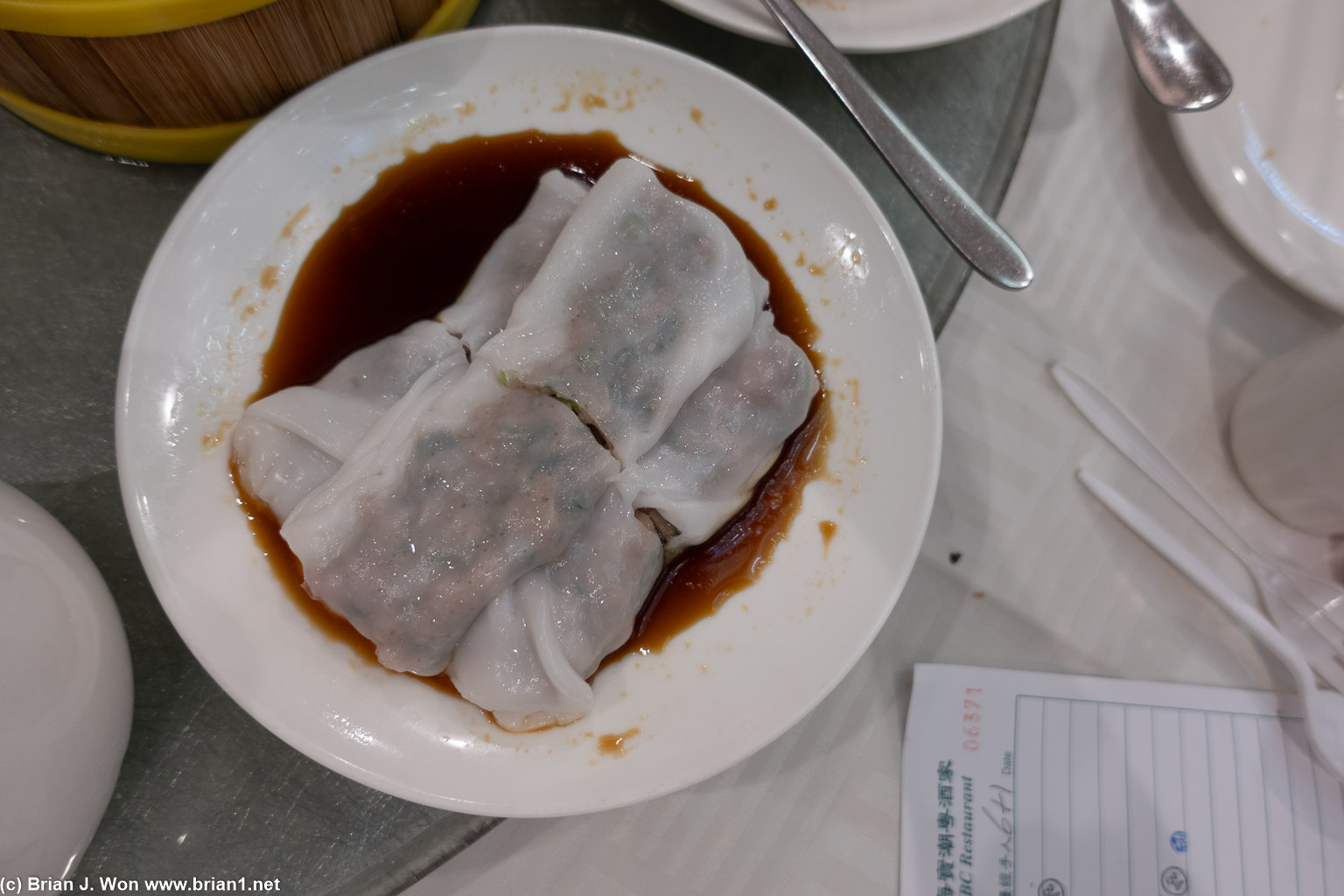 Ngau yuk cheung fun (beef rice noodle roll). Skins almost thin enough, presentation quite messy.