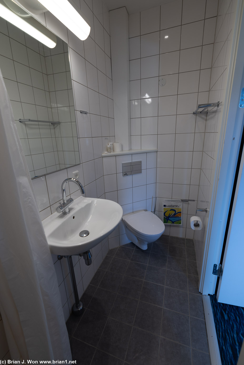 Bathroom (reverse angle).