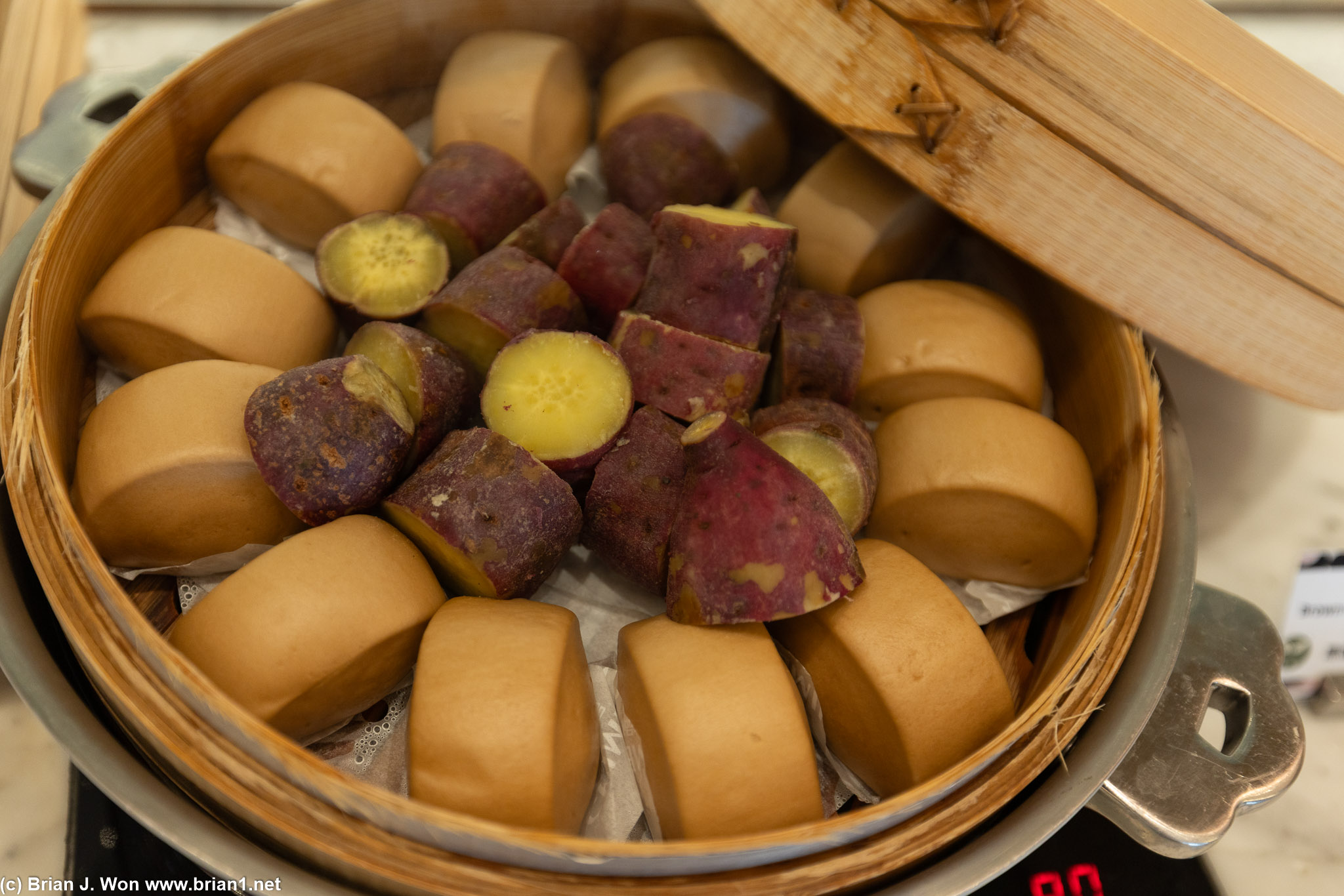 Brown sugar steamed buns and sweet potatoes.