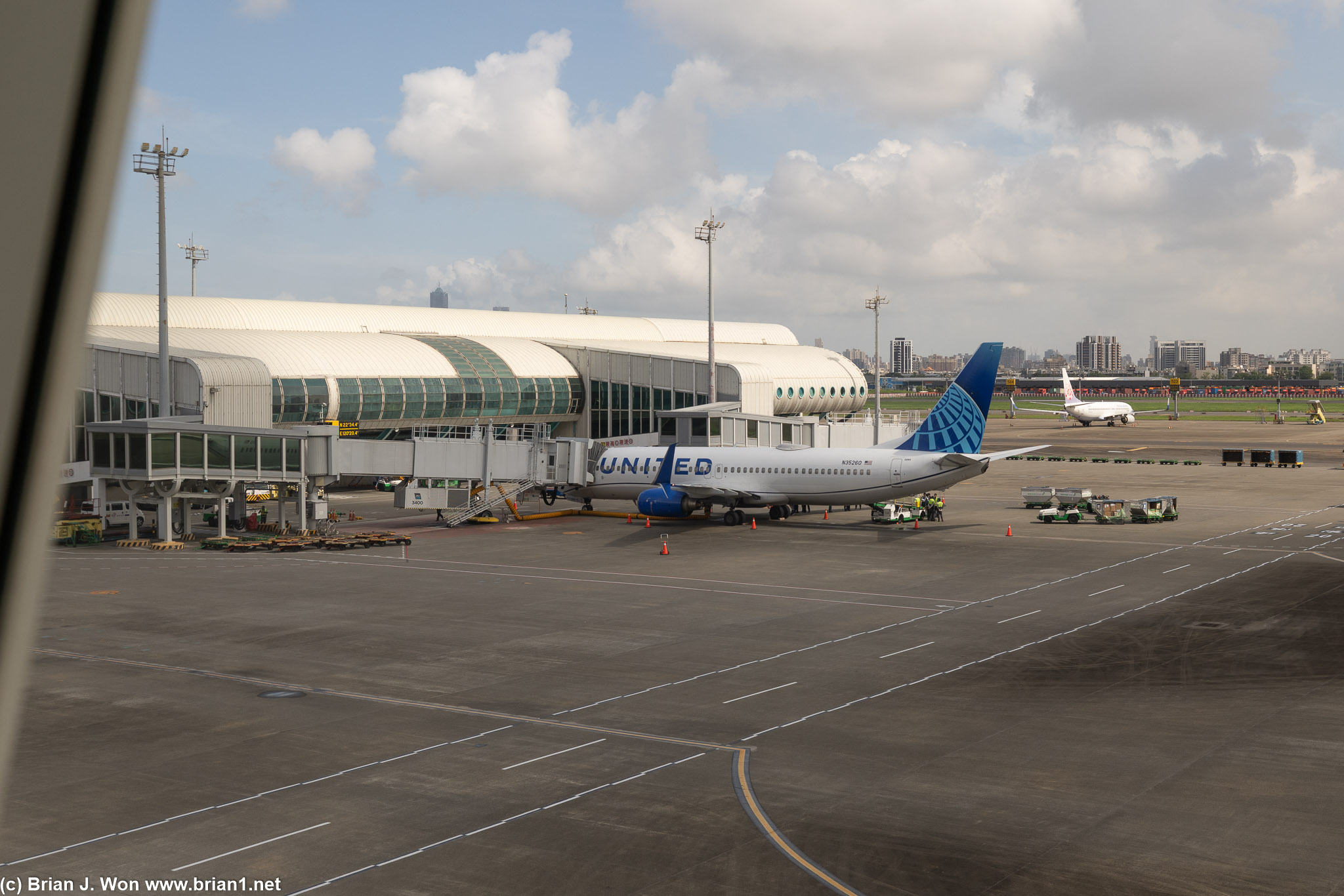 N35260, ~24 year old 737-800 part of United's Guam sub-fleet.
