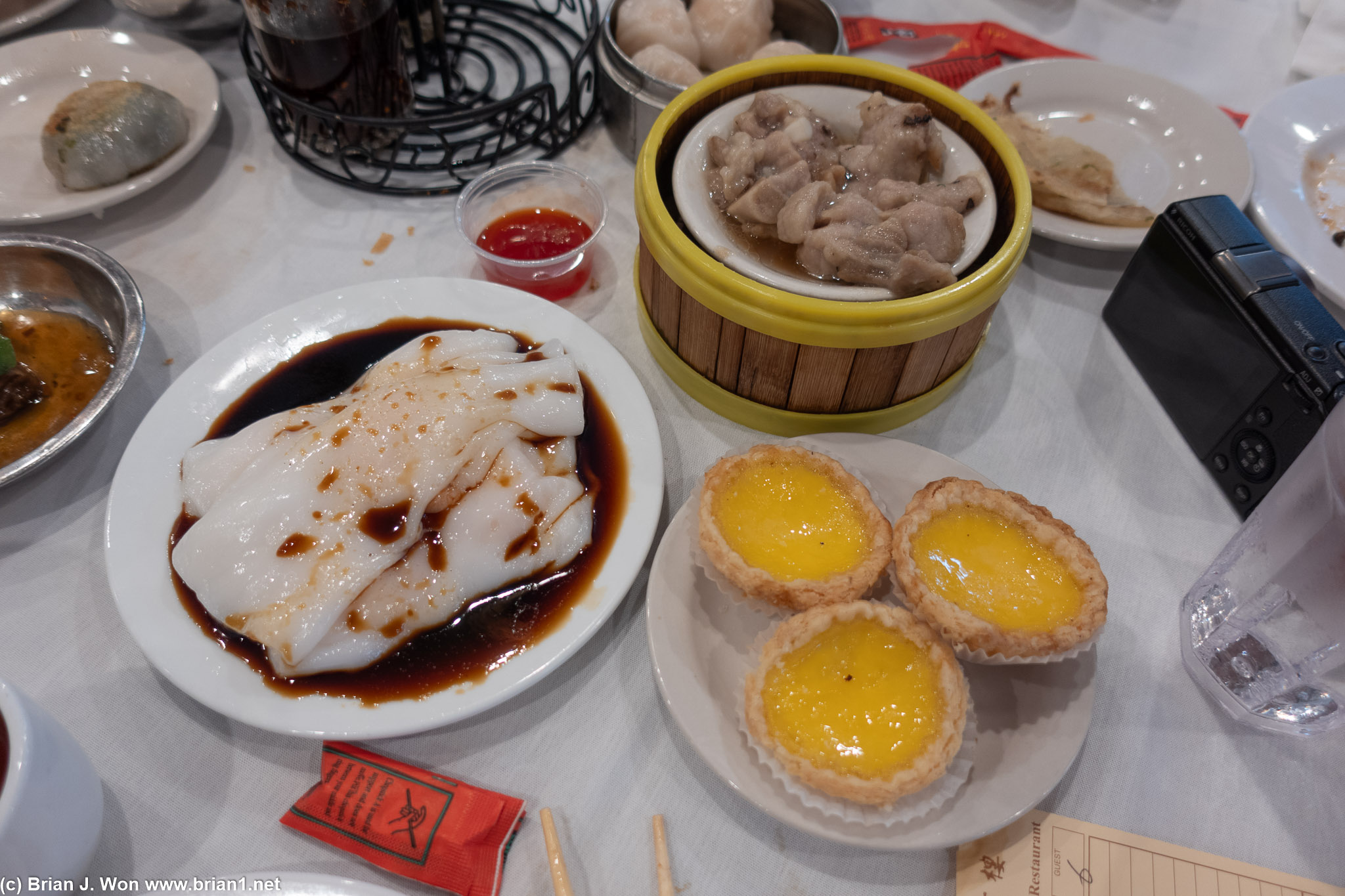 Har cheung fun skins too thick, pai gut meaty but kind of plain, dan tat also forgettable.