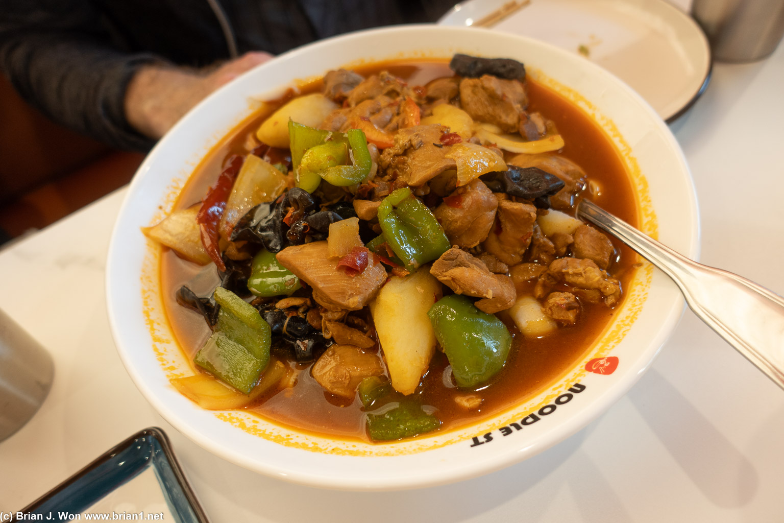 Savory braised chicken noodle is almost a traditional big plate chicken taken from Uyghur cuisine.