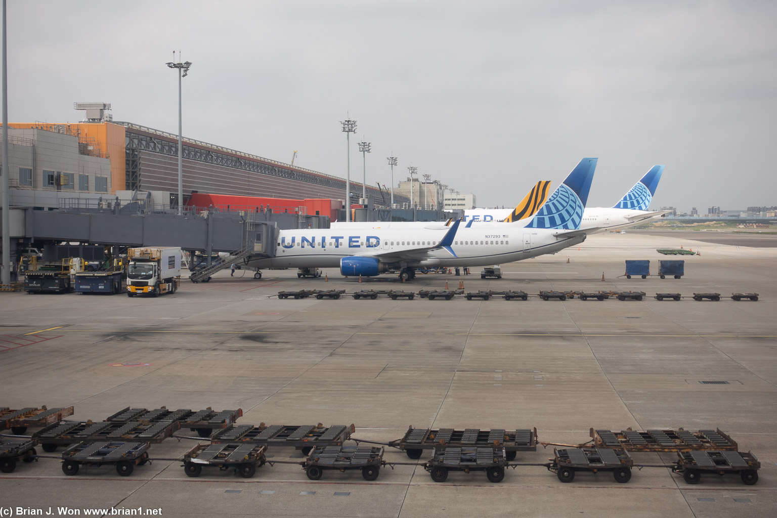 N37293, old 737-800 part of United's Guam subfleet.
