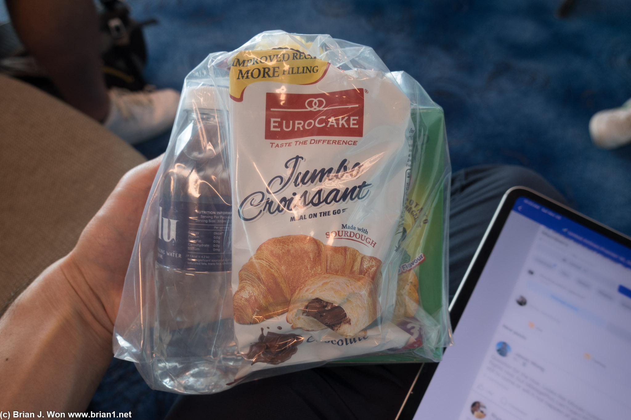 At least Scoot gave us snacks for the delay.